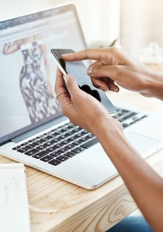 persona manipulando celular en pagina Contacto Dropshipping y Reparto en Burgos